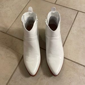 Pierre Dumas white ankle booties